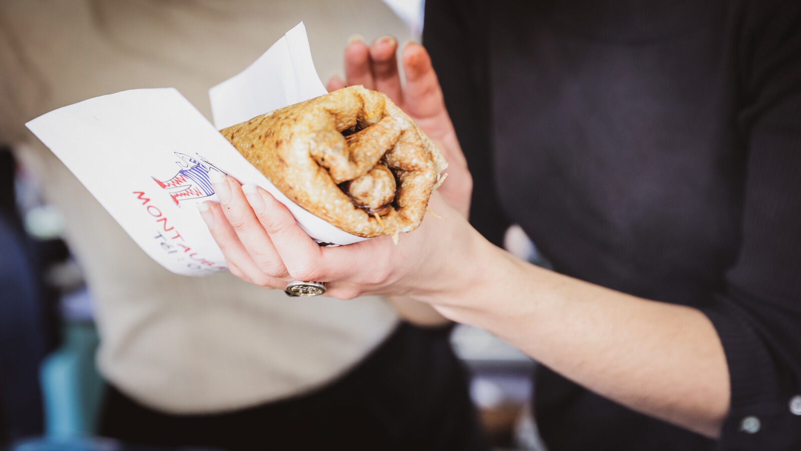 Le rituel de la galette saucisse sur le marché des Lices