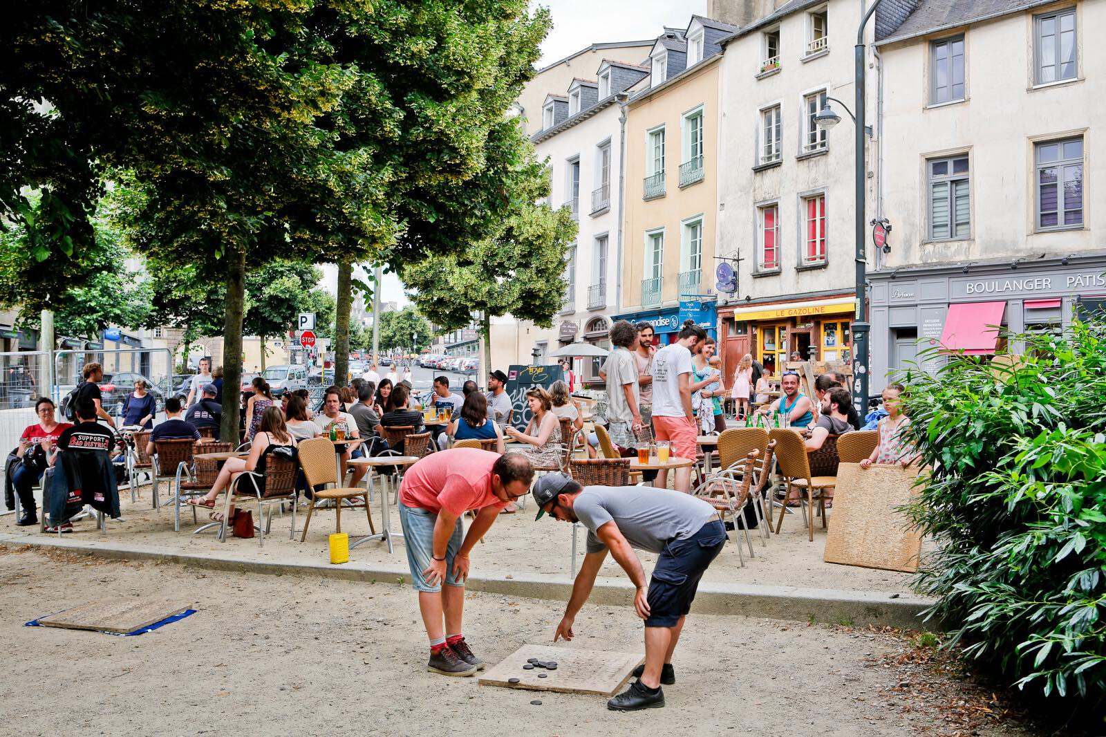 Joueurs de palets devant le bar le Gazoline