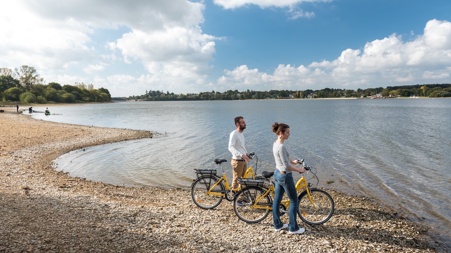 Ploermel, vélo sur la voie verte le long du lac au Duc