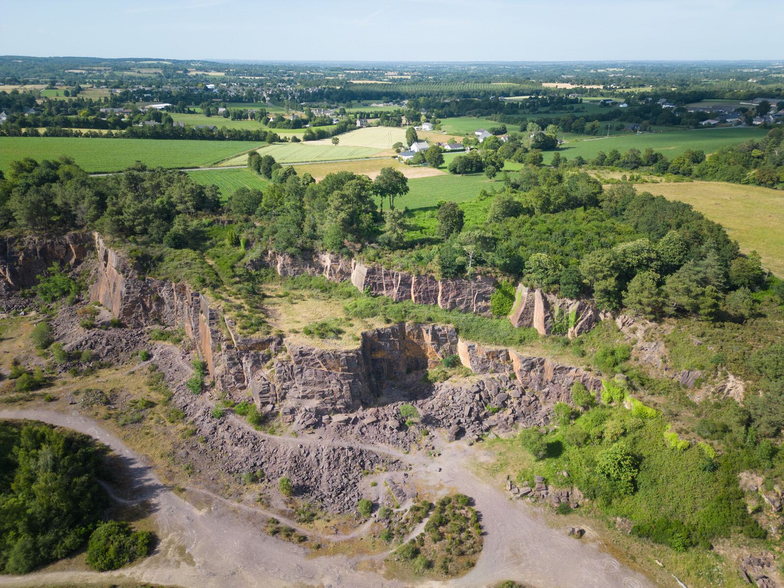 Carrière de schiste rouge et lieu de balade dans la commune du Verger