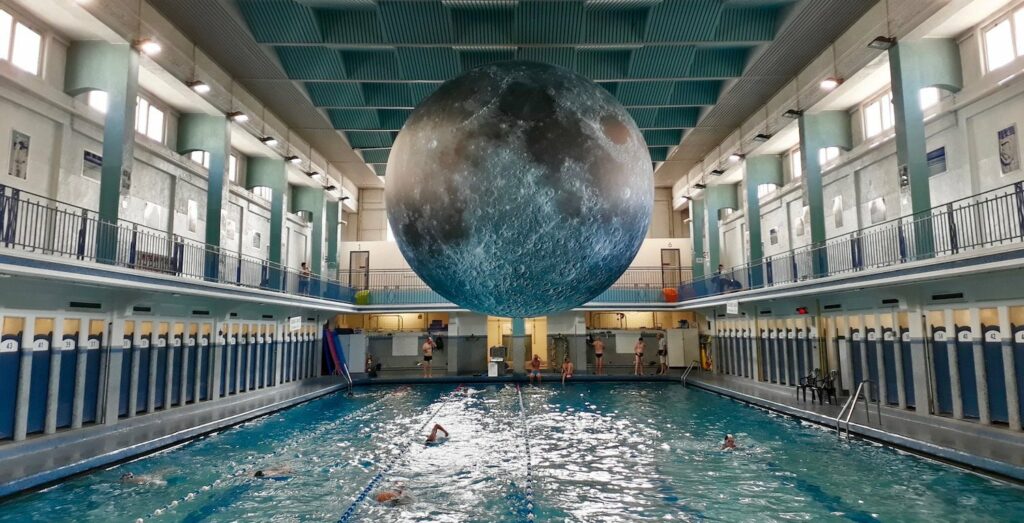« Museum of the Moon » de Luke Jerram à la piscine Saint-Georges à Rennes