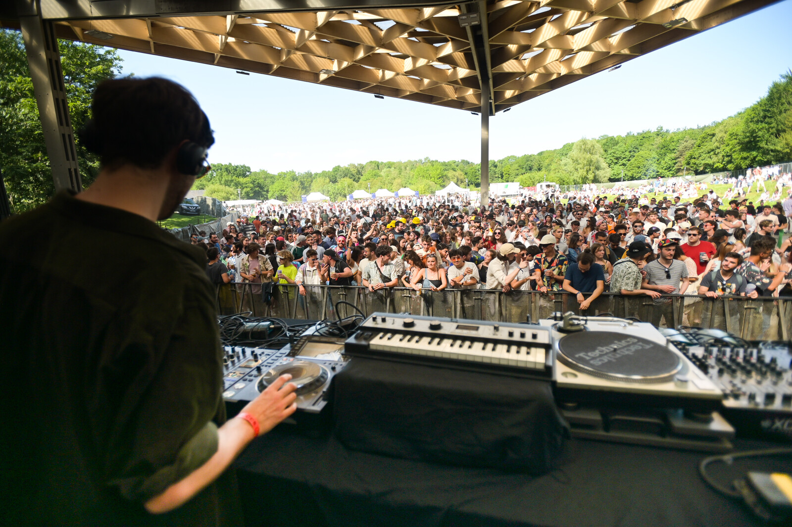 DJ jouant devant la foule du Made Festival.