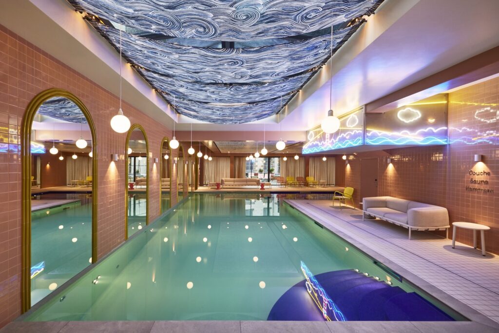 La piscine du spa du Mama Shelter hôtel