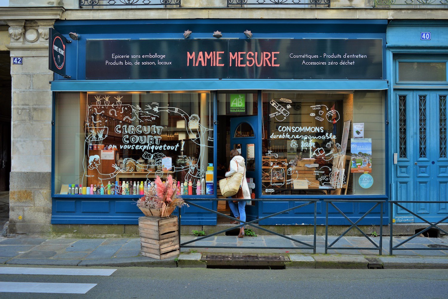 Devanture de l'épicerie bio et zéro-déchet Mamie Mesure à Rennes