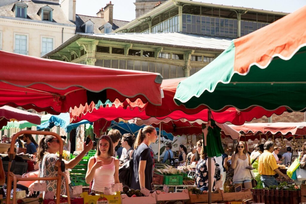 Le marché des Lices à Rennes en Bretagne