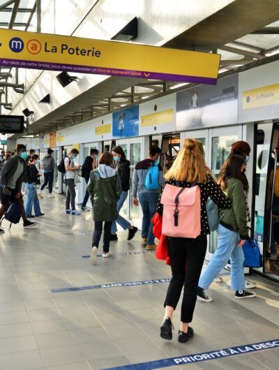 Des passagers entrent dans le métro de la ligne a à la station Poterie