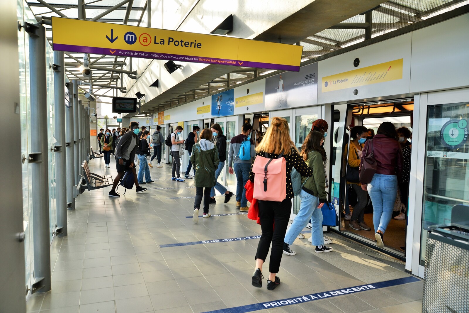 Des passagers entrent dans le métro de la ligne a à la station Poterie