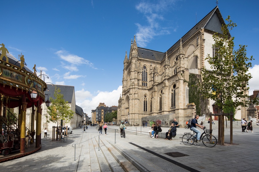 La Place Sainte-Anne avec le carrousel, la basilique et le Couvent