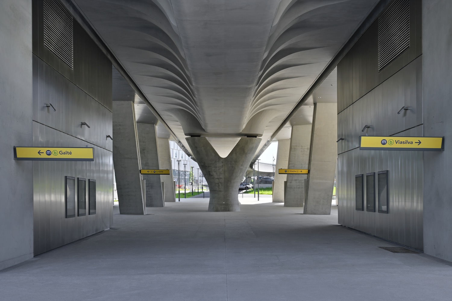 Sous le pont du métro au niveau de la station Atalante