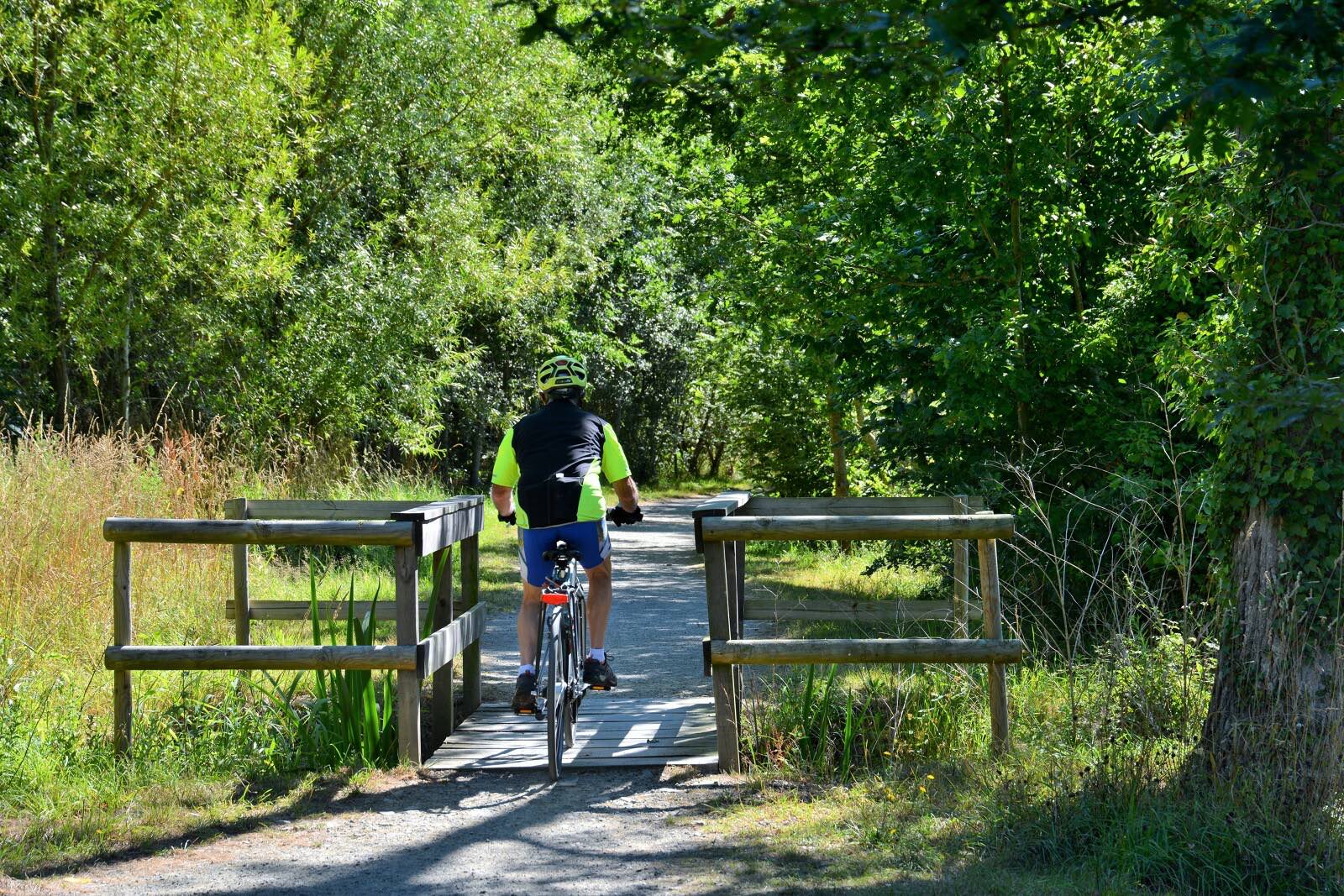 Au bord du Meu à vélo