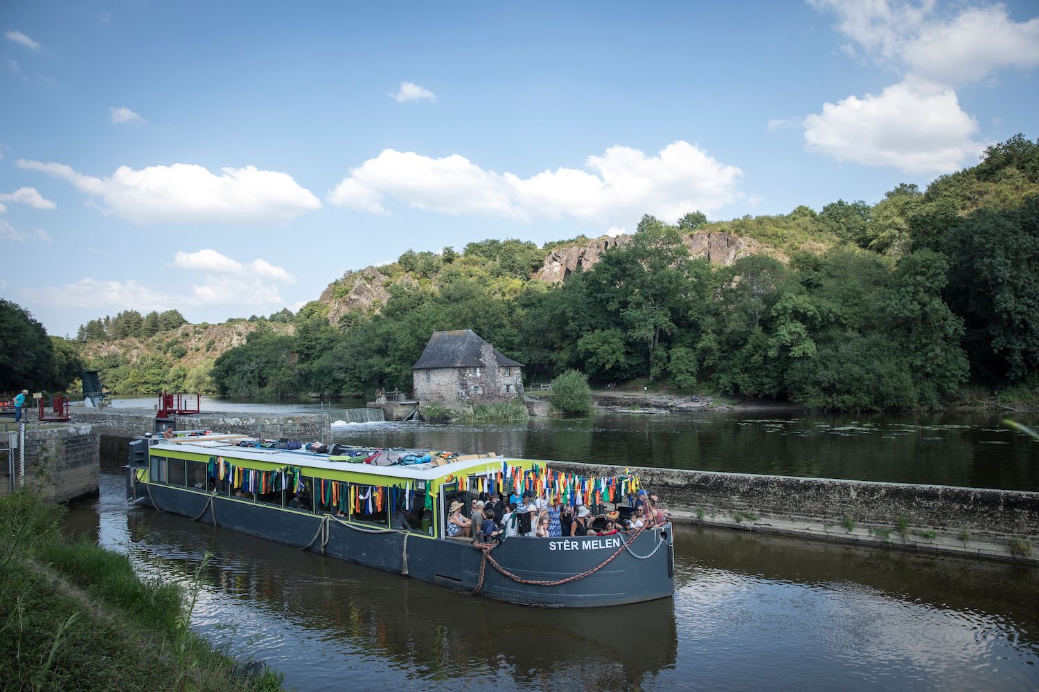 Une péniche à l'écluse du Boël