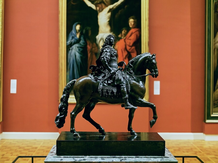 la miniature de la statue equestre de Louis XIV, qui tronait sur la place du Parlement