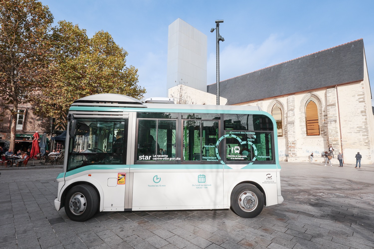 navette électrique gratuite du centre historique devant le Couvent des Jacobins