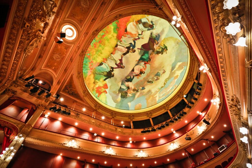 Vue du plafond de l'opéra de Rennes