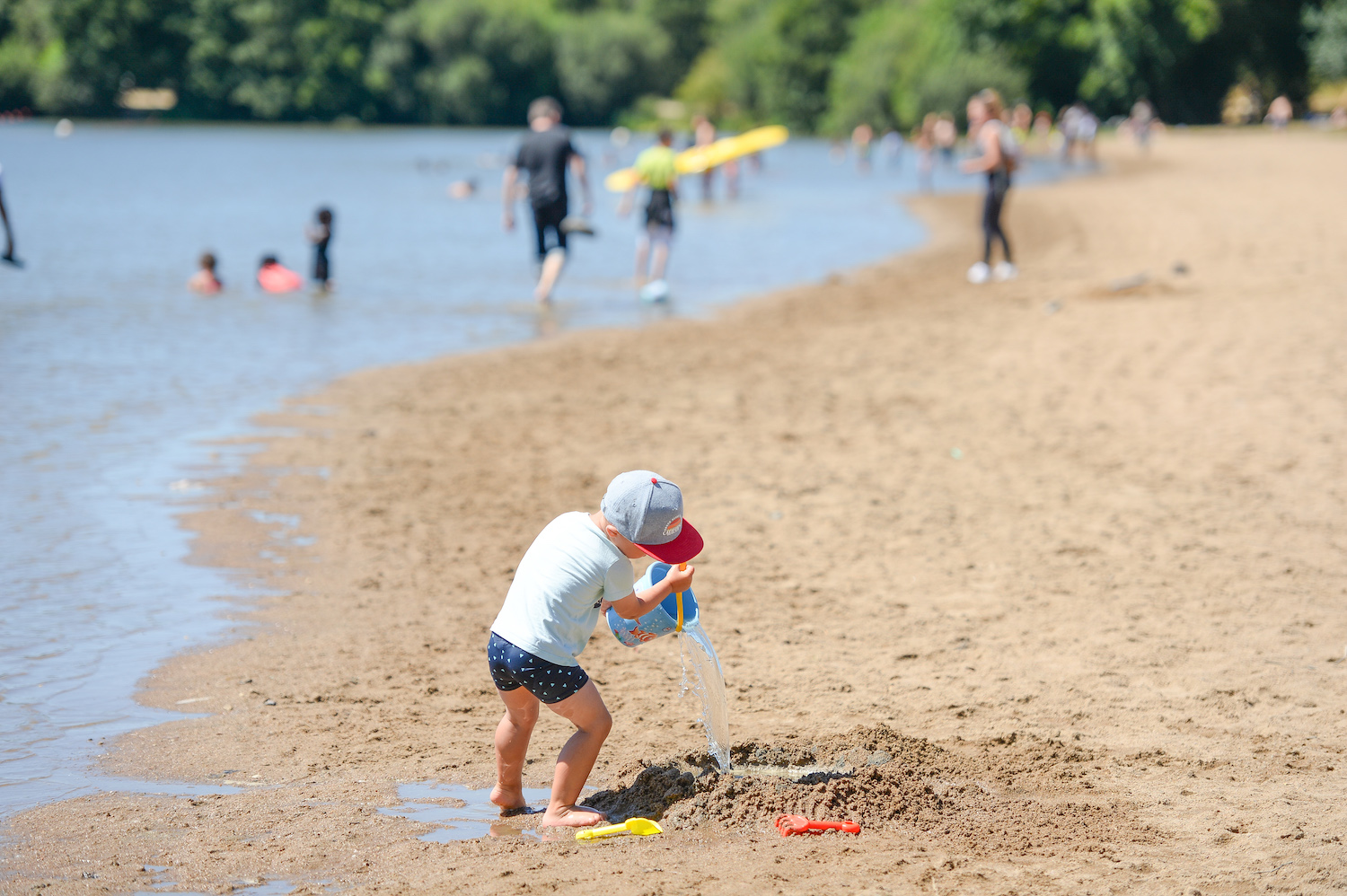 Enfant à la plage au bord des étangs d'Apigné