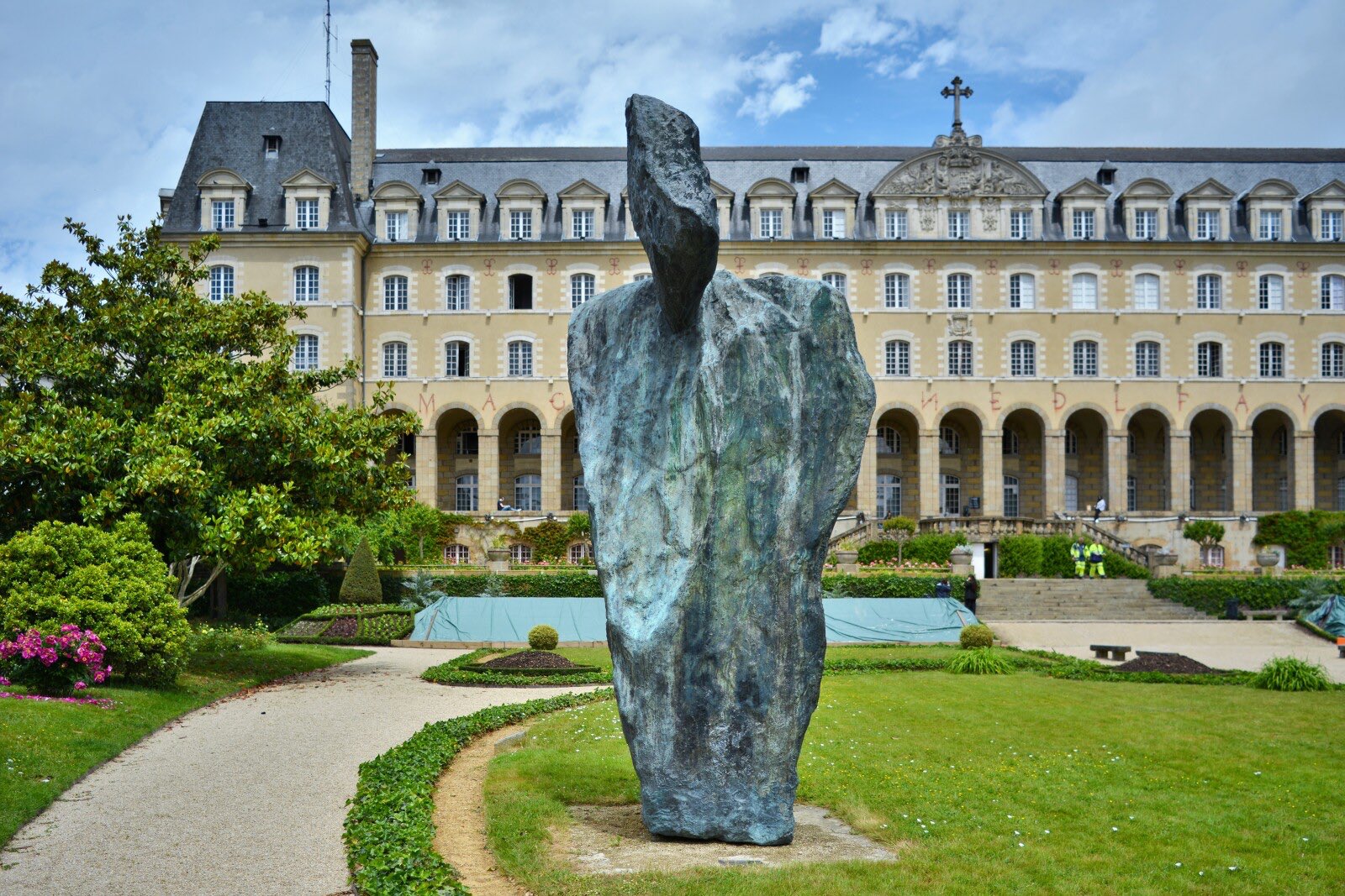 Le palais Saint-Georges et son jardin avec une sculpture en bronze.