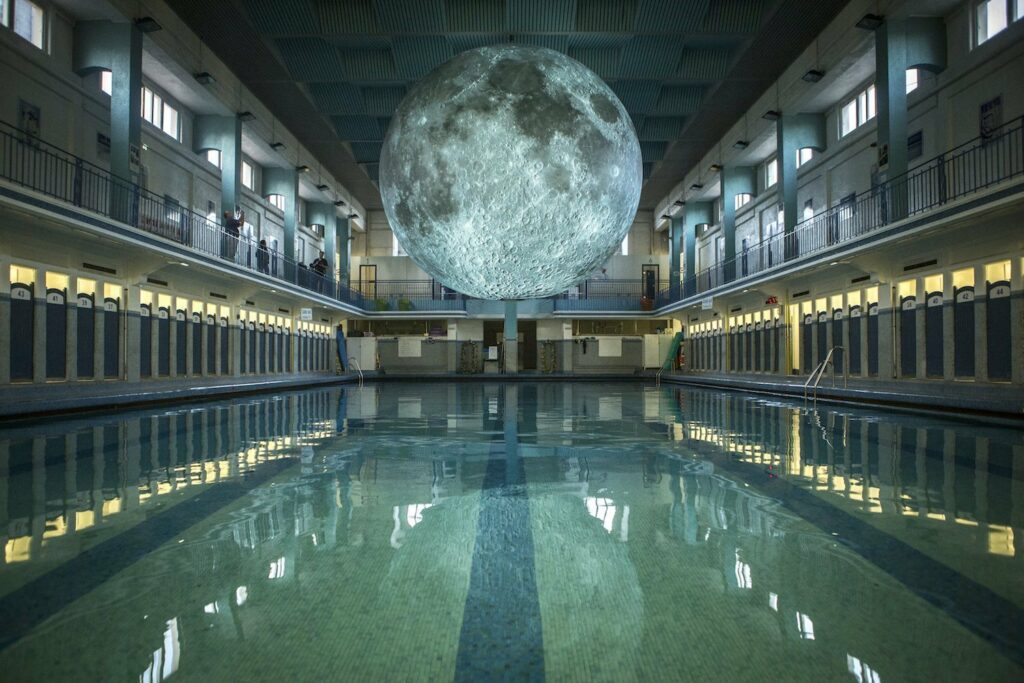 La lune géante de Luke Jerram à la piscine de Rennes