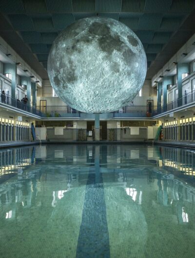 La lune géante de Luke Jerram à la piscine de Rennes