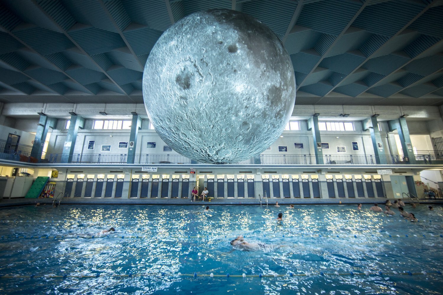 La piscine sous la lune