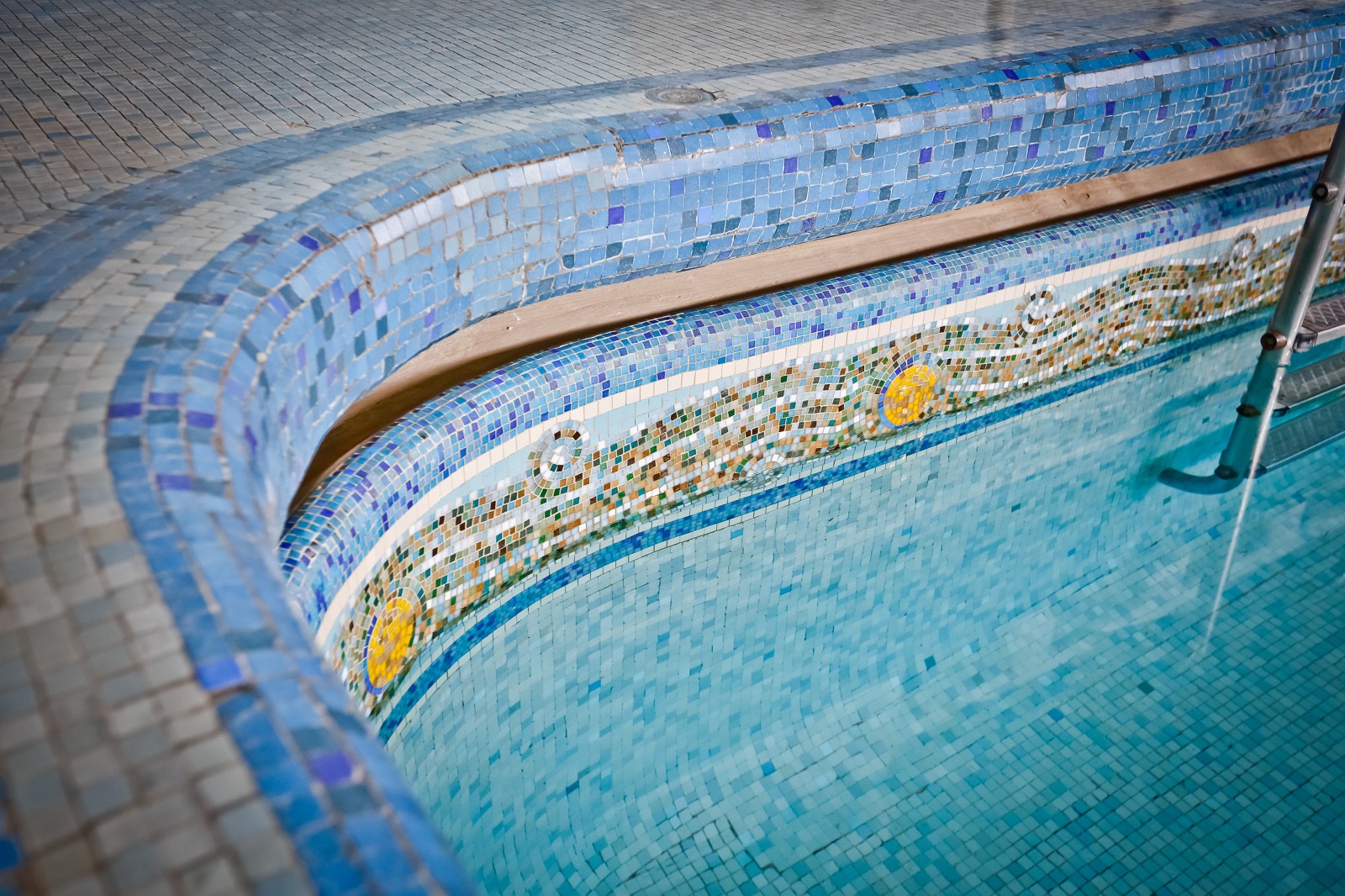 La frise de la piscine Saont-Georges signée Odorico