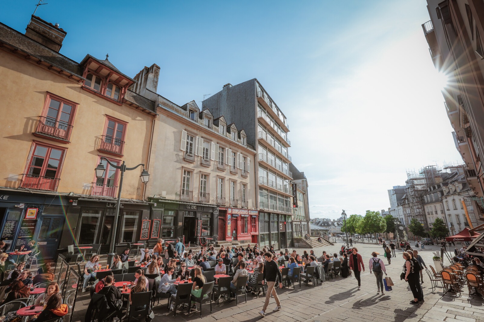 Terrasses Place Saint Michel au printemps 2022.