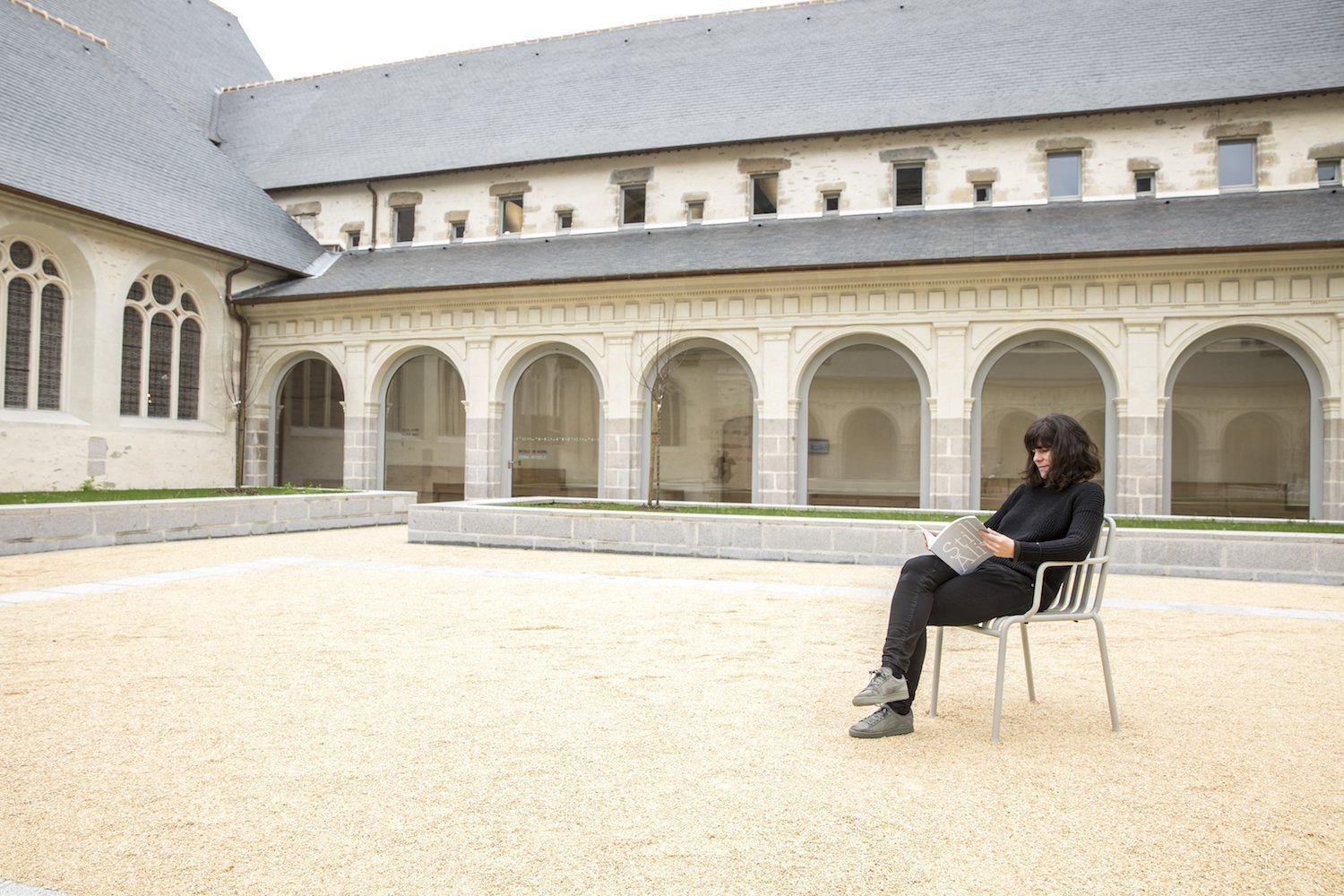 Clothilde Auger dans le cloître du Couvent