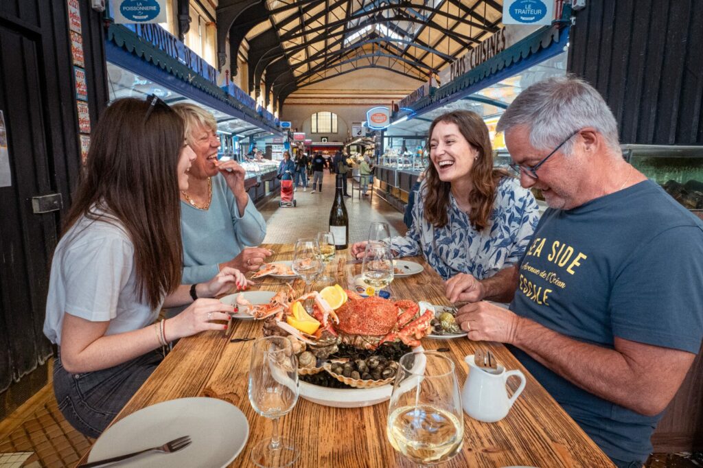 Repas dans un restaurants autour d'un plateau de fruits de mer