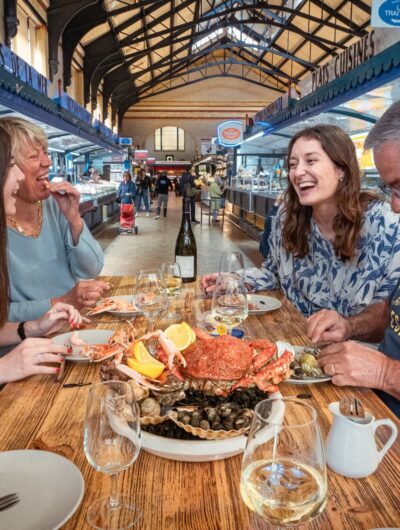 Repas dans un restaurants autour d'un plateau de fruits de mer