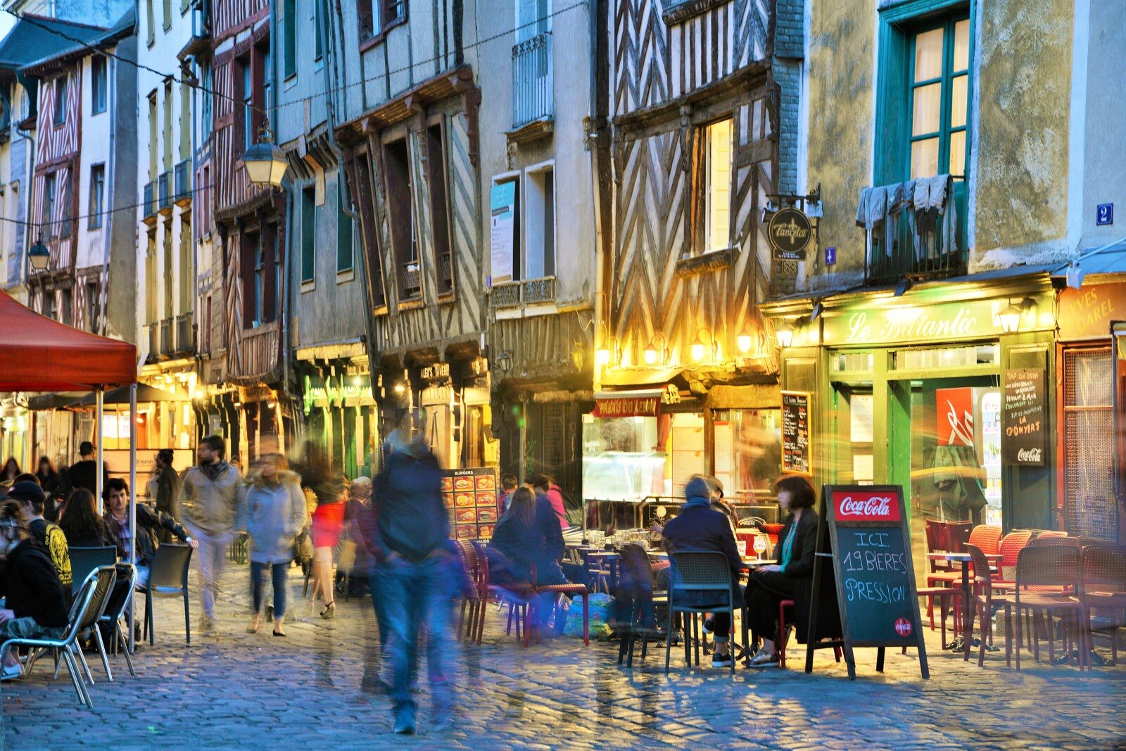 La rue de la soif à Rennes à la tombée de la nuit