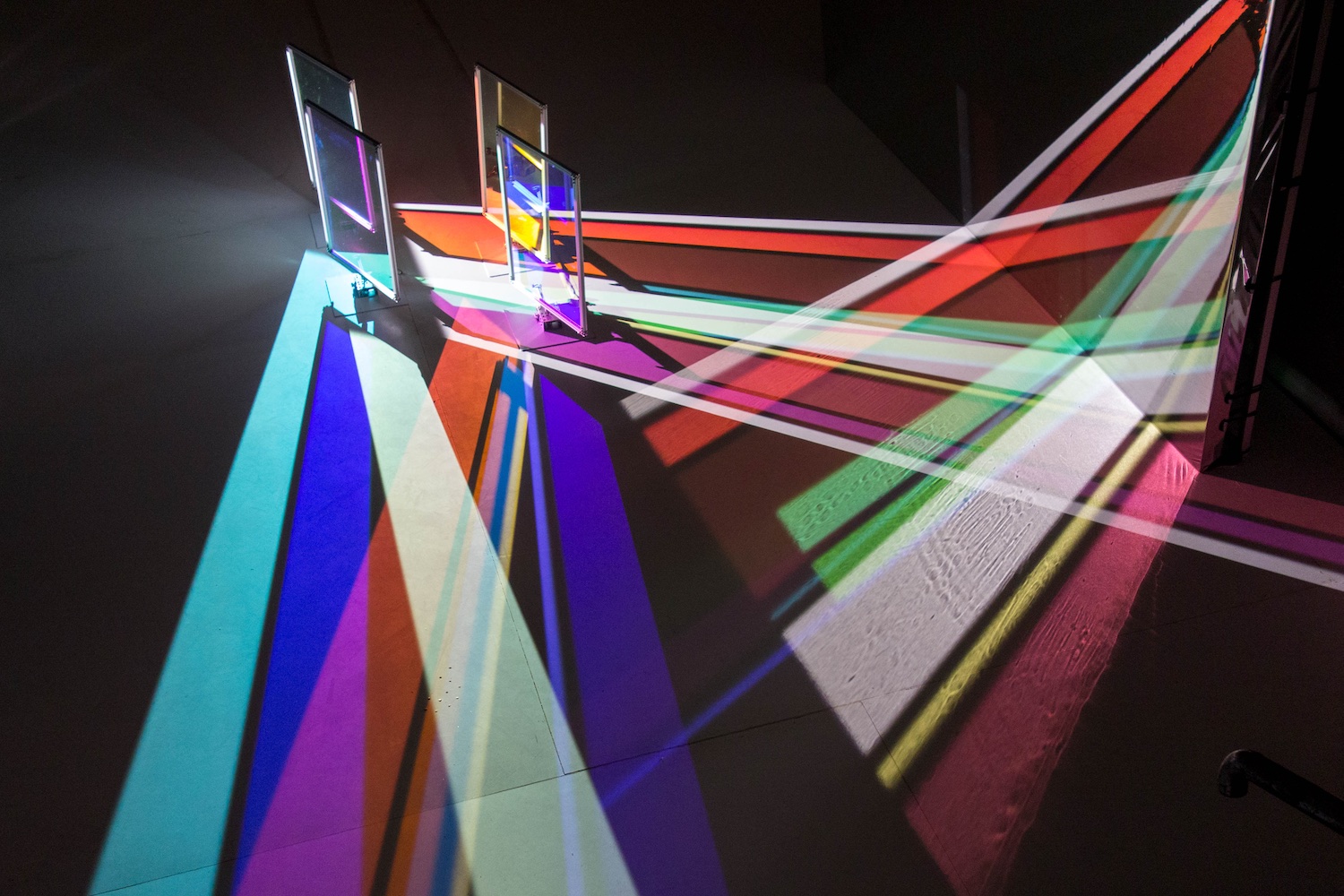 La lumineuse et curieuse installation Saiyah #2.9 de Yoko Seyama joue avec les couleurs émanant de la lumière blanche réfléchie par des miroirs