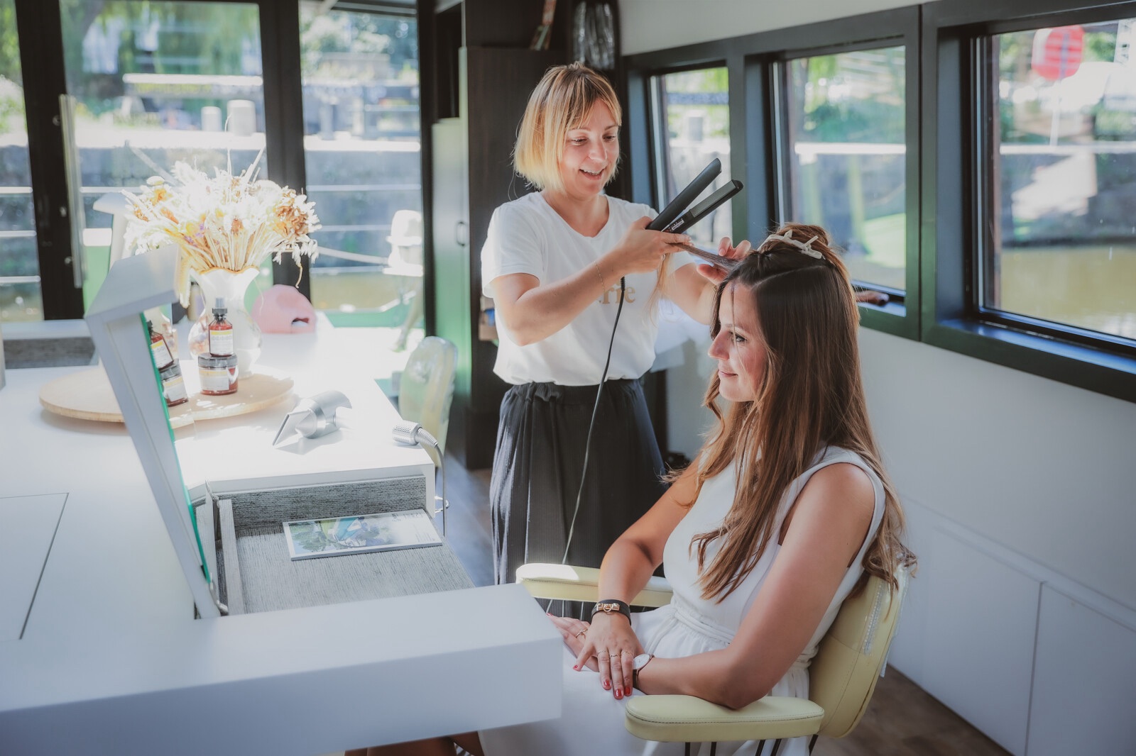 Le salon de coiffure flottant installé sur une péniche