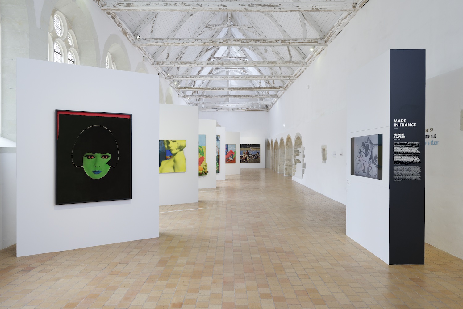 Scénographie de l'expo Forever Sixties dans le cloître du Couvent des Jacobins