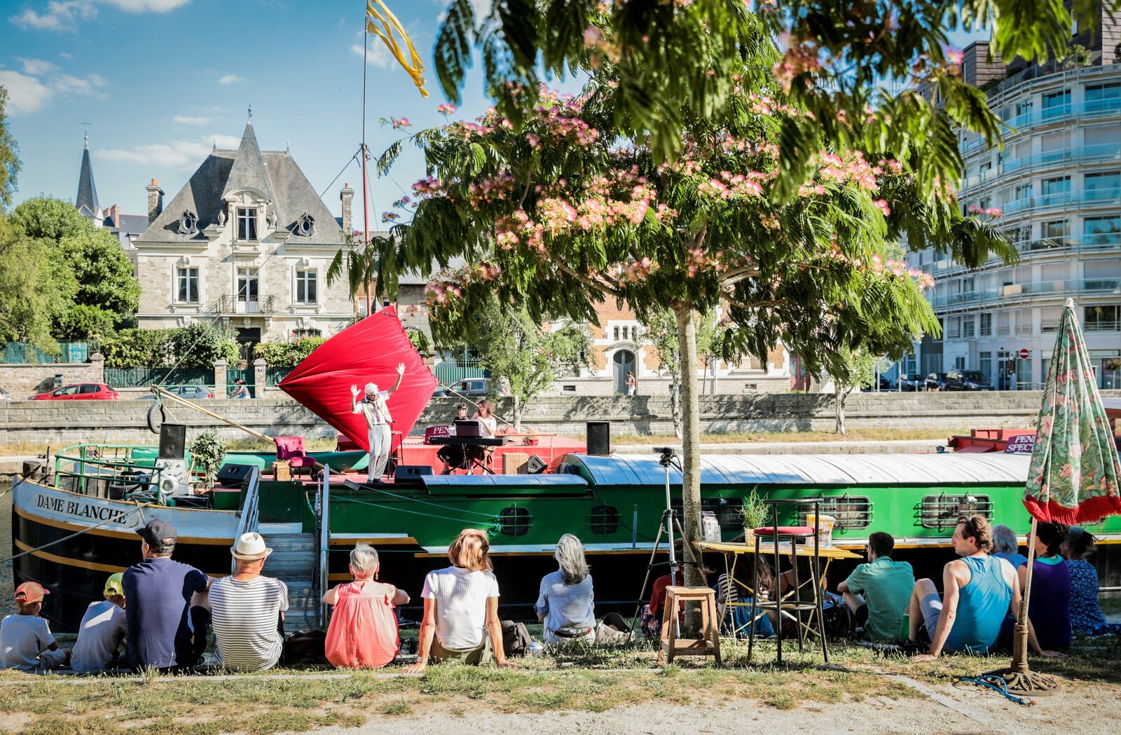 Spectateurs devant la péniche spectacle à Rennes en Bretagne