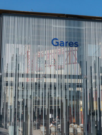 Sortie de la station de métro gares sur la place