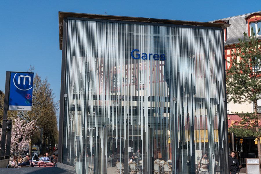 Sortie de la station de métro gares sur la place