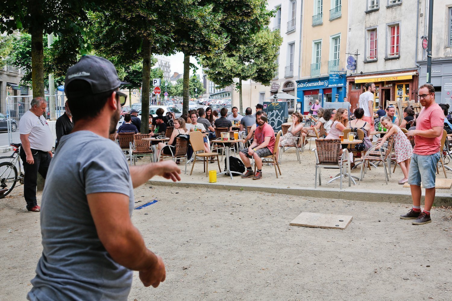 Joueurs de palets à la terrasse du Gazoline