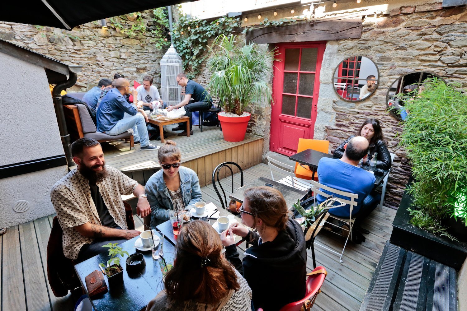 La cour-terrasse du bar le Peacock