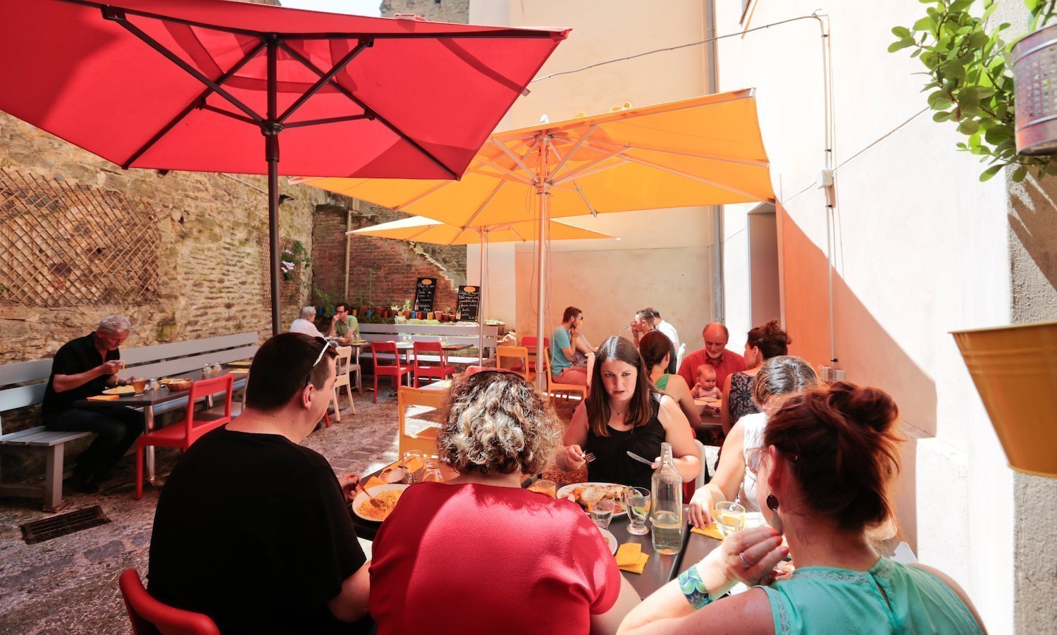 Terrasse de la crêperie au Marché des Lices