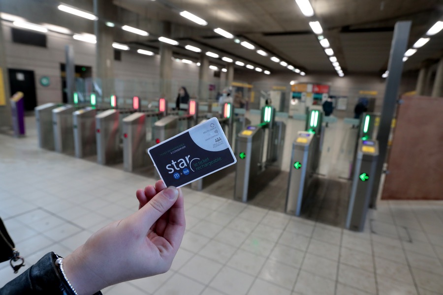 L'entrée du métro rennais accessible avec un ticket rechargeable