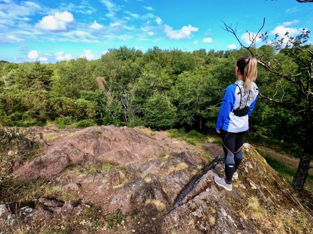 Trail dans la vallée rouge et verte