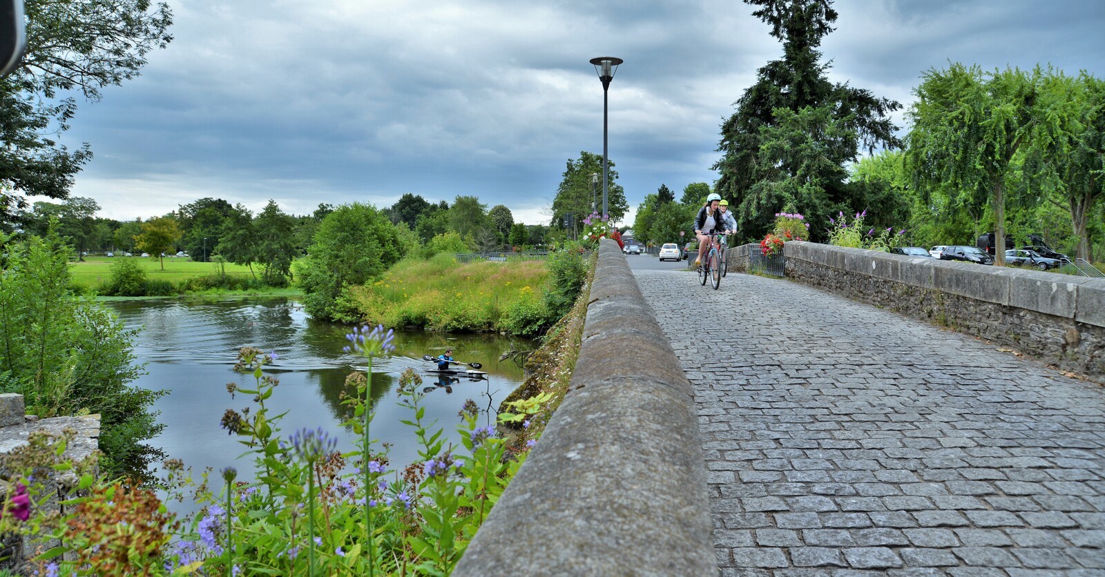 Cyclistes traversant le vieux pont de Cesson-Sévigné