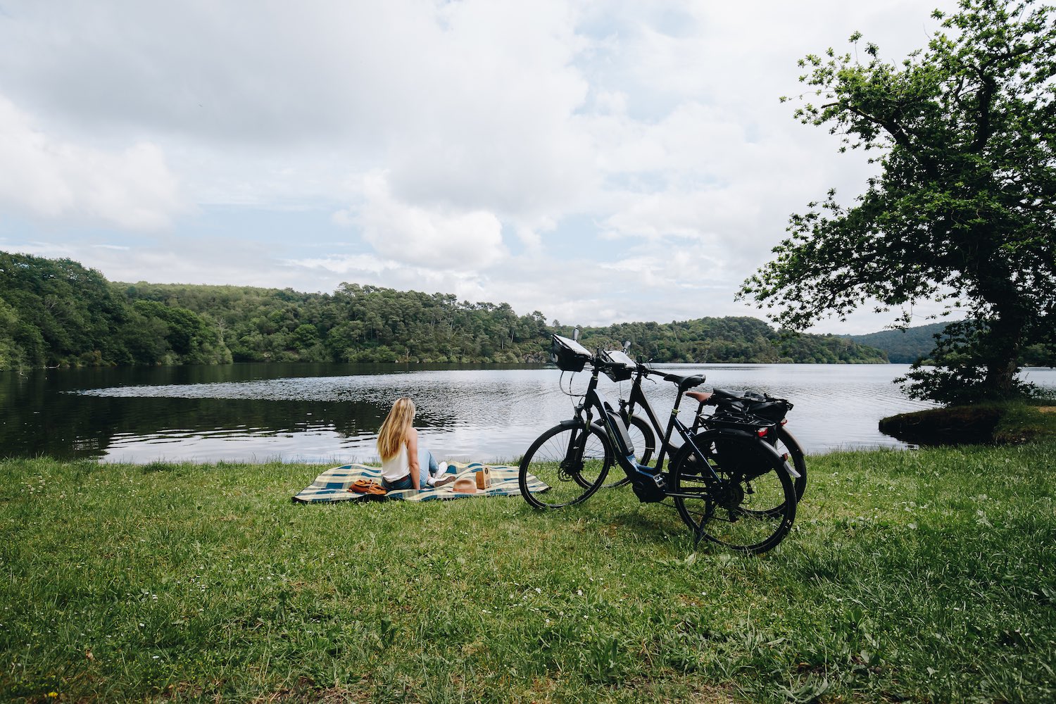 Pause à vélo au bord du lac de Guerlédan