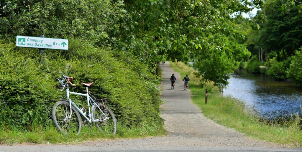 Promenade à vélo le long du canal près de Rennes