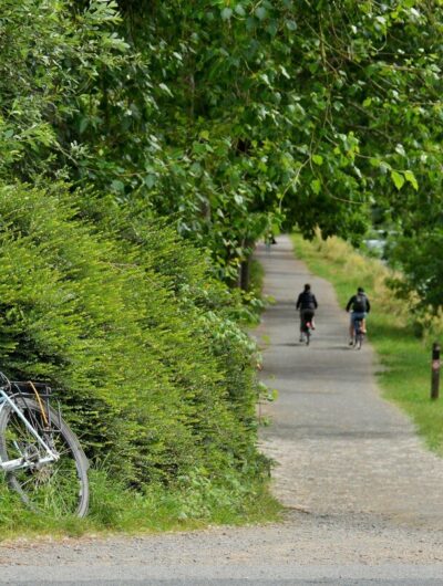 Promenade à vélo le long du canal près de Rennes