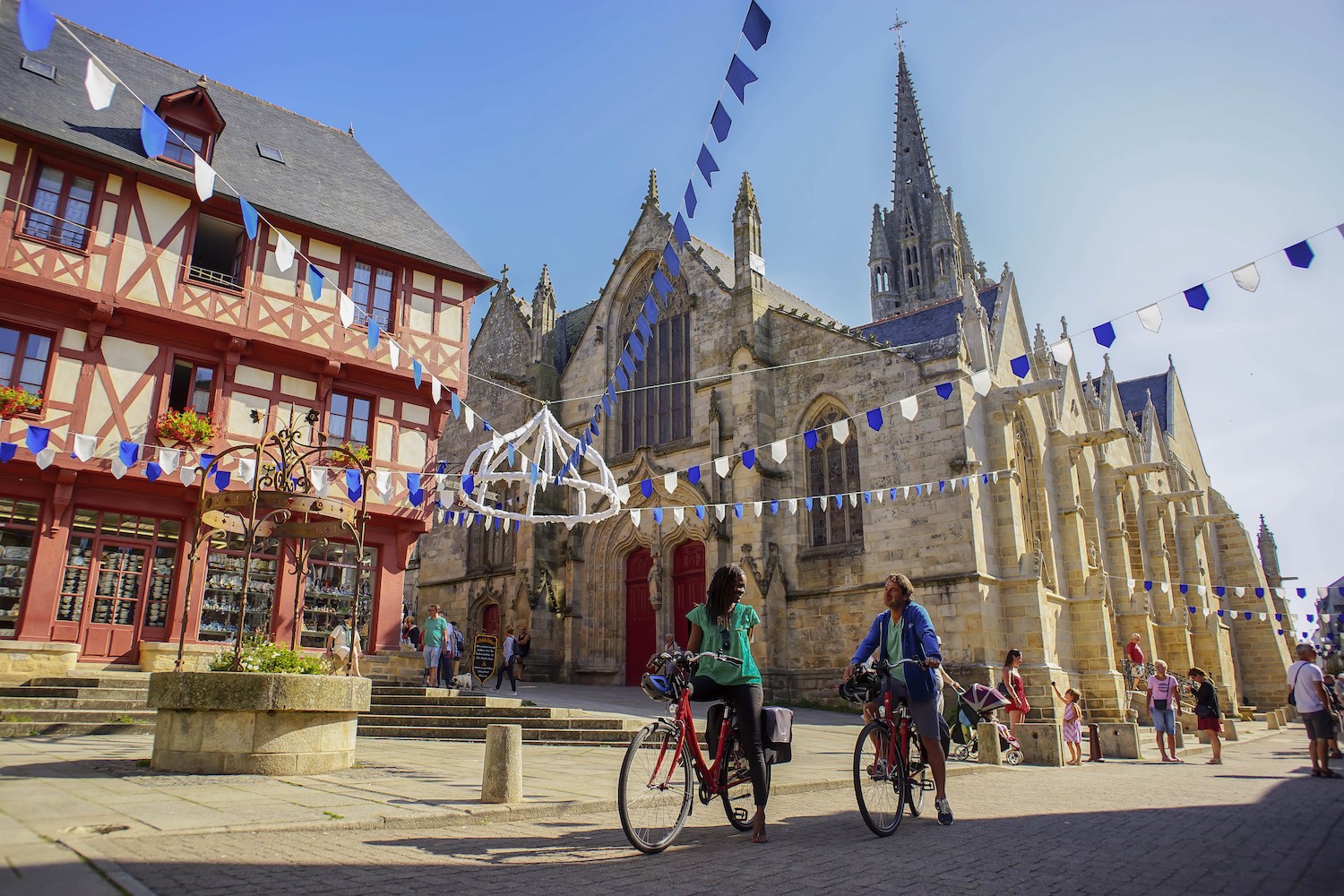 La Vélodyssée, itinéraire véloroute européen en France. Étape à Josselin.