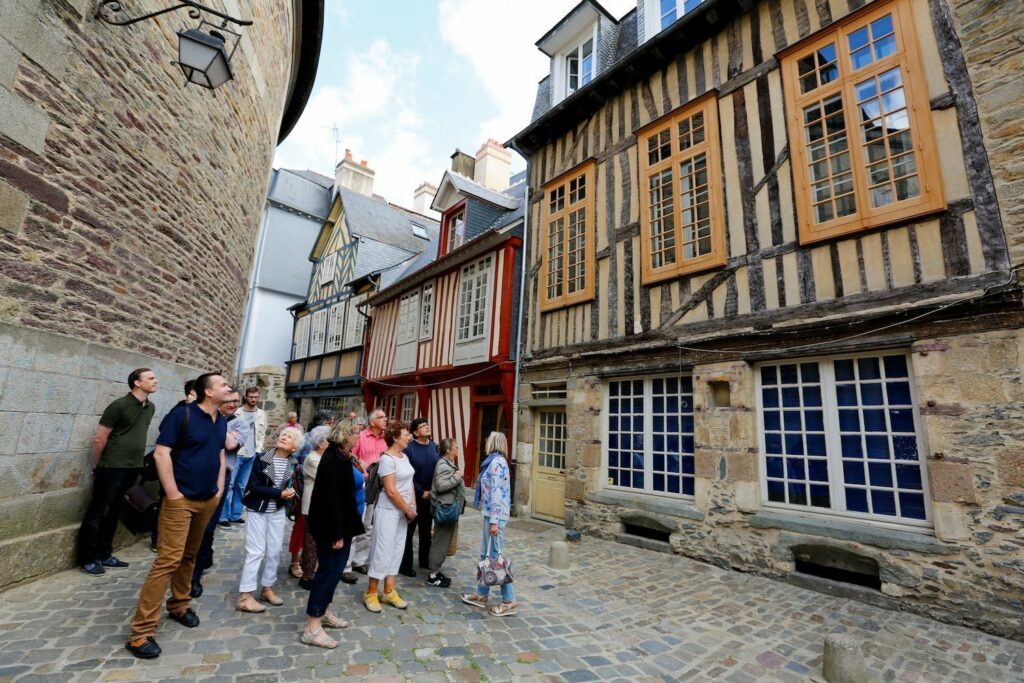 Visite guidée du centre historique dans le quartier piéton de la cathédrale Saint-Pierre