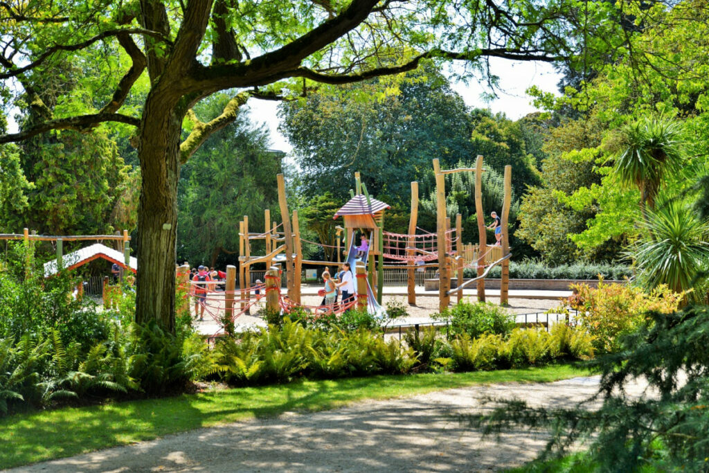 Aperçu de l'aire de jeu pour enfant du parc du Thabor