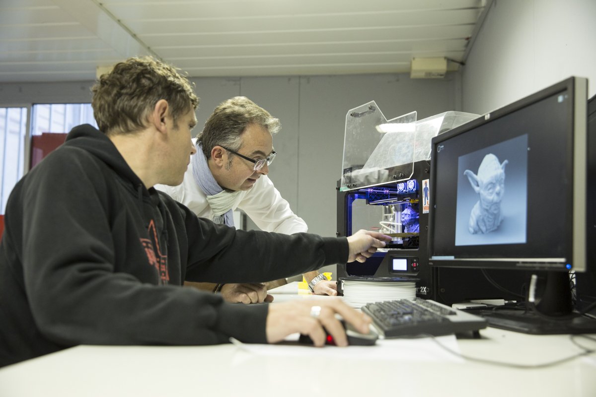 Christopher Couzelin, met en scène les expositions de l'espace des sciences à Rennes et est très impliqué dans la vie scientifique de la capitale Bretonne