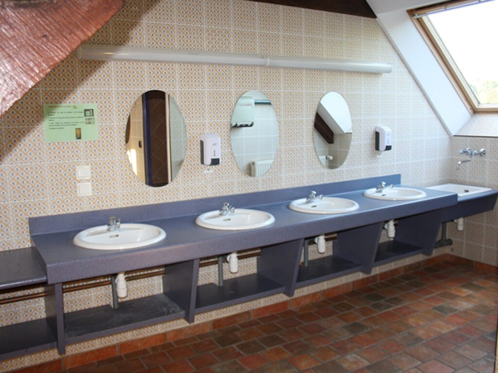 Lavabos dans les sanitaires du centre équestre