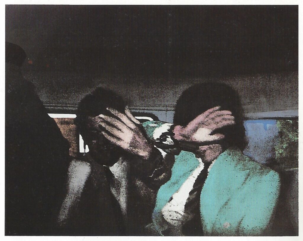Release de Richard Hamilton - Dans une voiture de police, Robert Fraser et Mick Jagger cachent leur visage aux journalistes